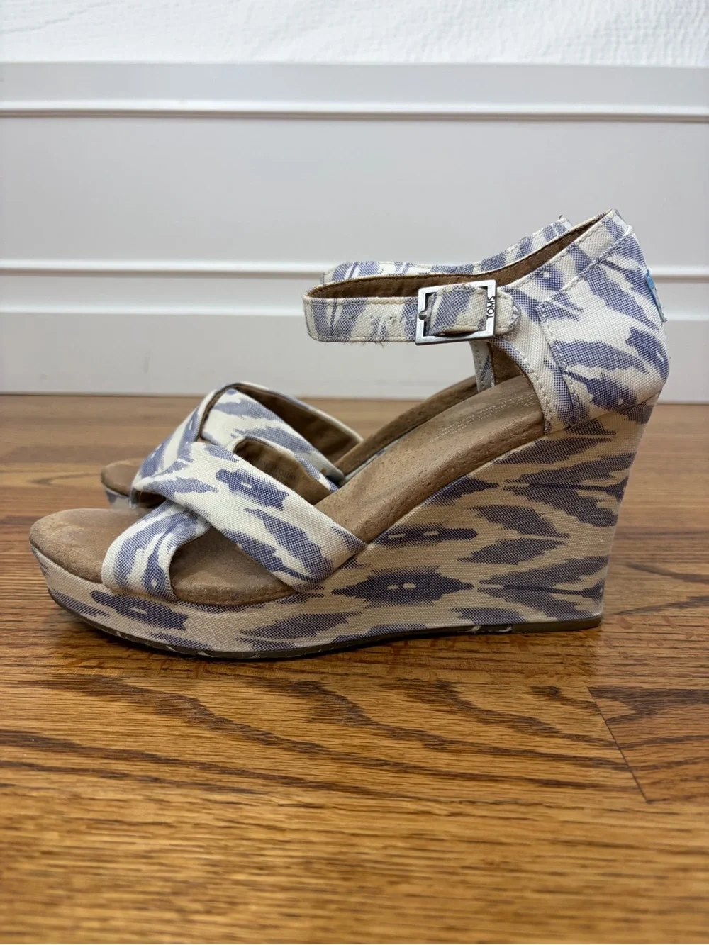 TOMS Chambray Sierra Ikat Boho Blue & White Wedge Heel Sandals (9)